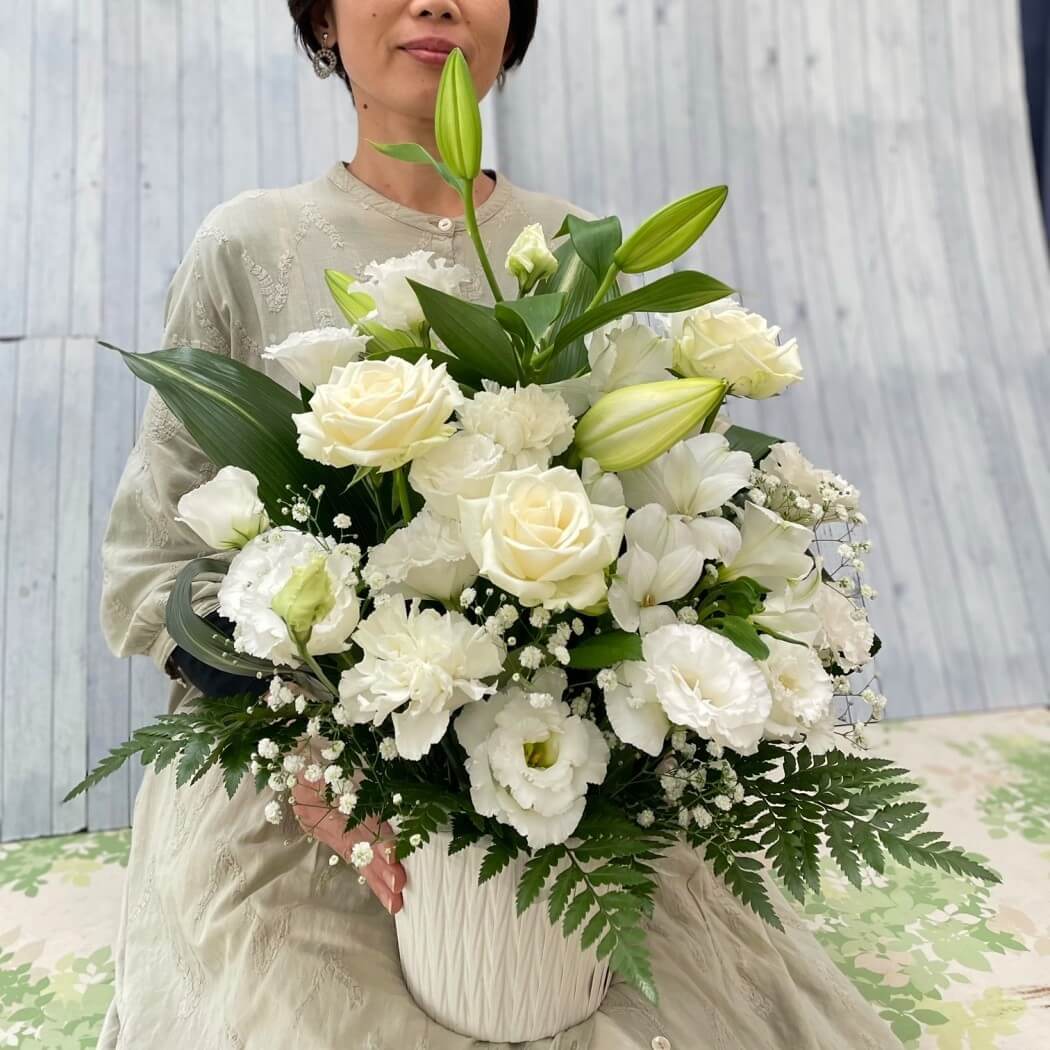 白バラでおしゃれに魅せるお供えアレンジ【アレンジ095】 | 花you