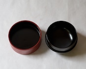 朱と黒の塗り分けに童子蒔絵の平棗