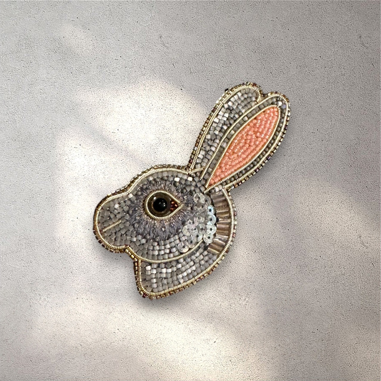 arai ビーズ刺繍ブローチ うさぎ | teshigotoya ねむの木の豆 
