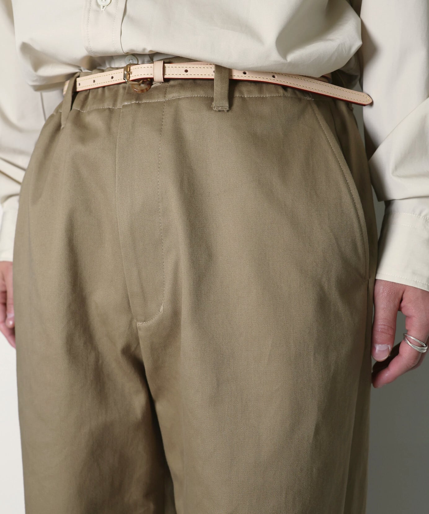 UNIVERSAL PRODUCTS. / 233-60506 NO TUCK WIDE CHINO TROUSERS (CAMEL