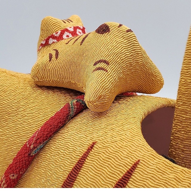 しっぽゆらゆら、ちりめんのソーラー親子猫(トラ)