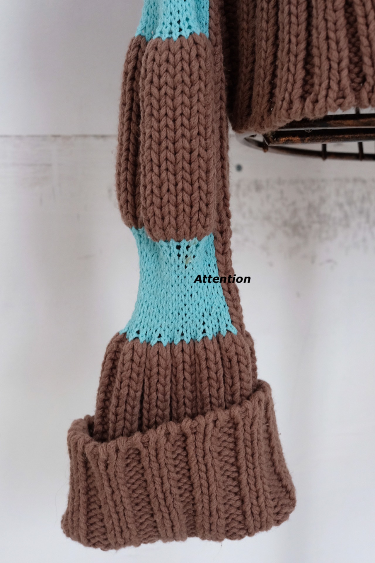 Design turtleneck knit top