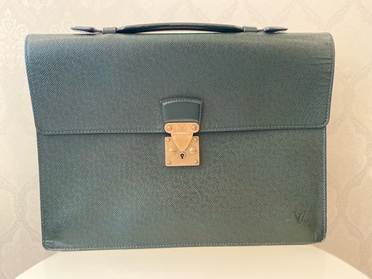 LOUIS VUITTON ルイヴィトン タイガ セルヴィエット クラド ビジネス 