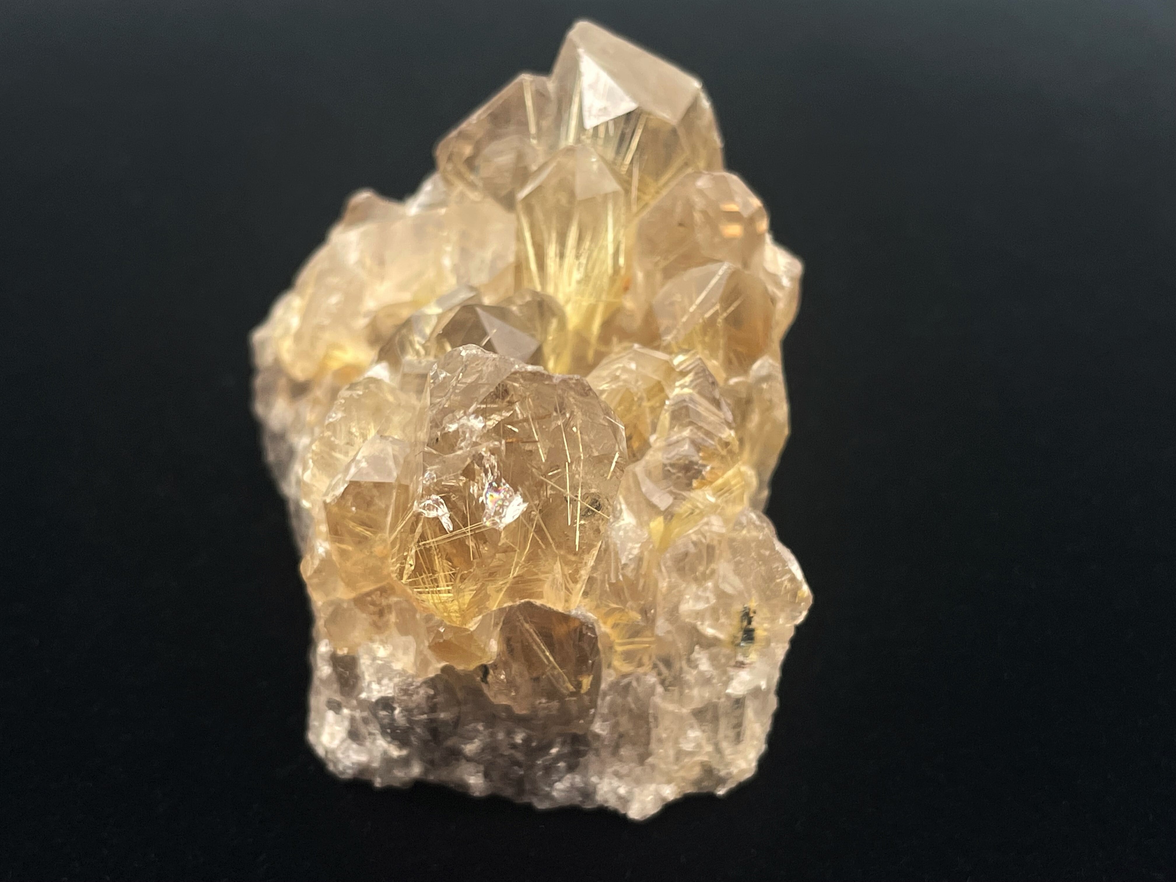 金色のルチルチタンクォーツクラスター 金色のルチルチタンクォーツクラスター