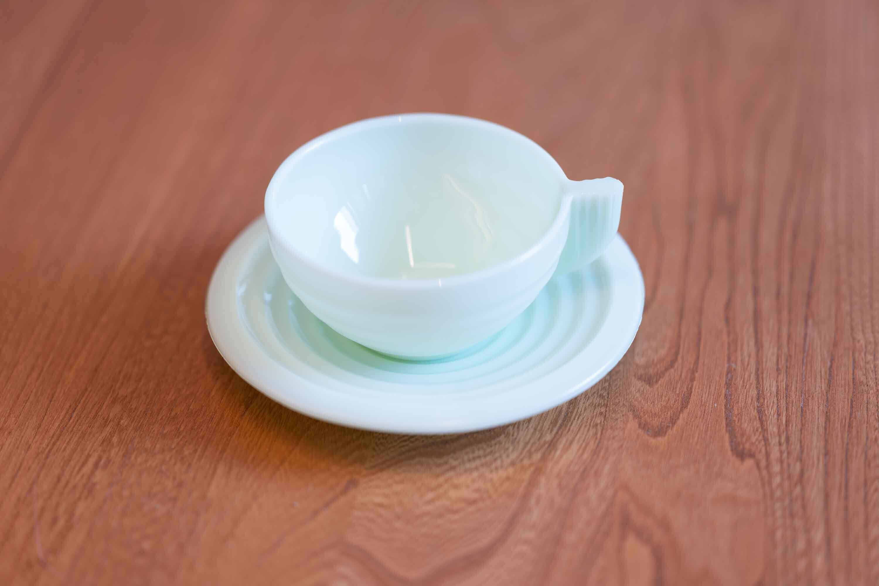 フランス製 RedQueenCastle(レッドクイーンキャッスル)ミルクガラス ミントグリーンのカップ&ソーサー 3セット ソーサー1枚はプレゼントです!