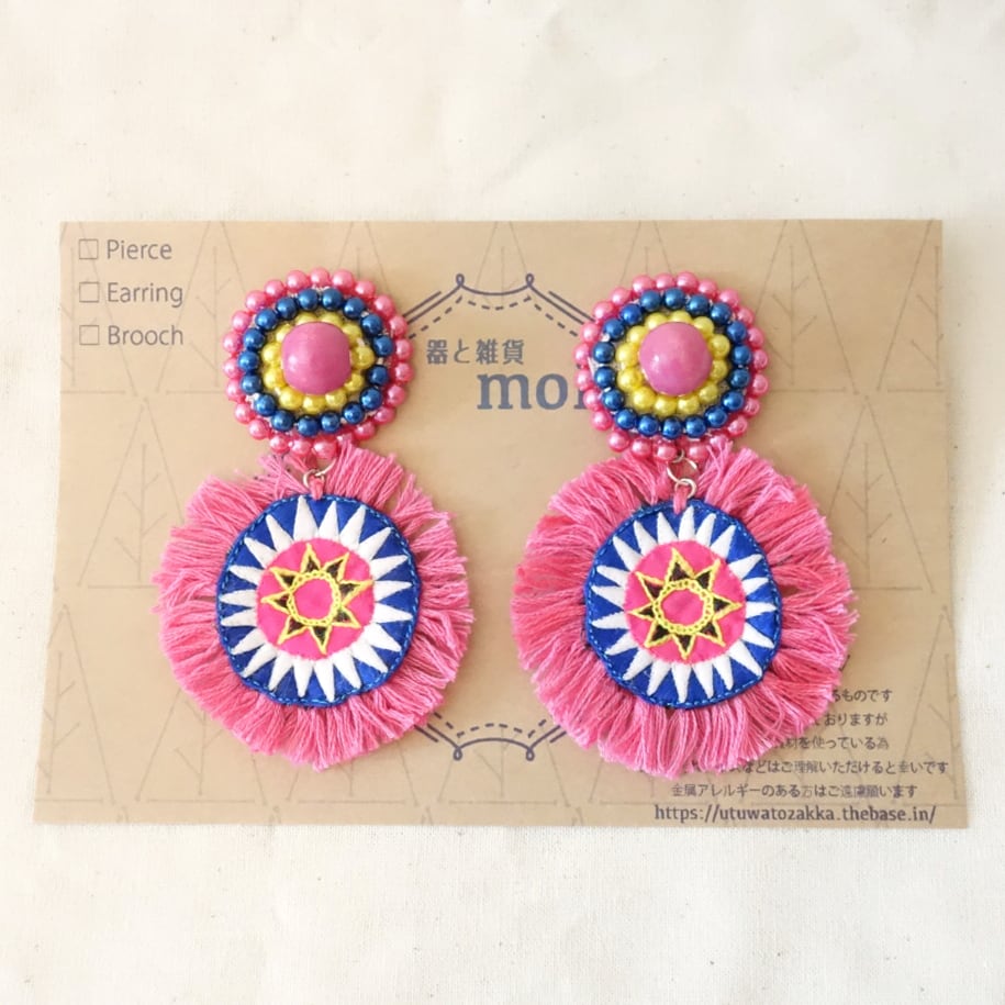 モン族刺繍ワッペンのピアス ピンク フリンジ ビーズ刺繍 ビンテージ 