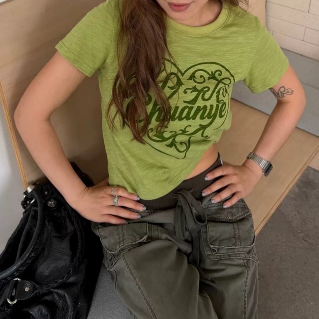 アラベスクハートグラフィッククロップドTシャツ 2col   R02449