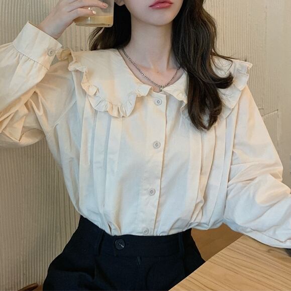 ブラウス トップス レディース ビックカラー インナー ボタン シャツ 無地 フリル パフスリーブ 2色 ルーズ 女性用 ゆったり ラフ上品 大人可愛い きれいめ シンプル おしゃれ 着やせ 韓国風 ファッション コーデ 定番 インスタ映え おるちゃん 女っぽ 大人っぽ 楽ちん 送料無料 カジュアル スタイルアップ OL 学生 ママ ガーリー キュート レトロ フェミニン デート お出かけ 女子会 休日 アウトドア イベント 旅行 10代 20代 30代 重ね着 個性的 とろみ感 抜け感
