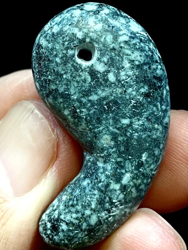 3) 霊石「遠野の石」勾玉L(ハンドメイド)