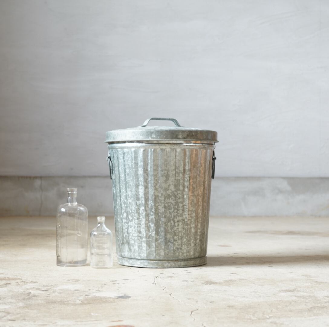 蓋のついたブリキ缶