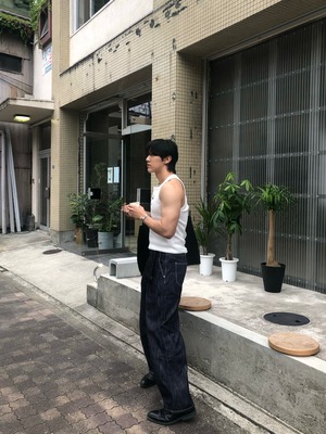 Non-Fade Indigo Tuck Semi Wide Jeans [Mid Blue]