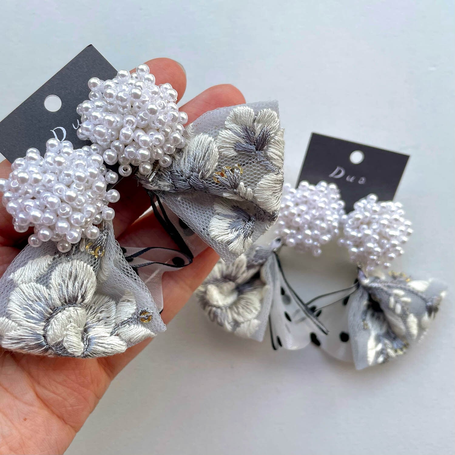 つぶつぶパールドームと2種リボンのタッセル〈ピアス/イヤリング