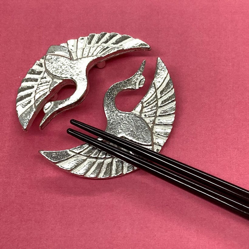 鶴をモチーフにした箸置き》錫製 箸置き 向かい鶴｜竹中銅器 | 生活を