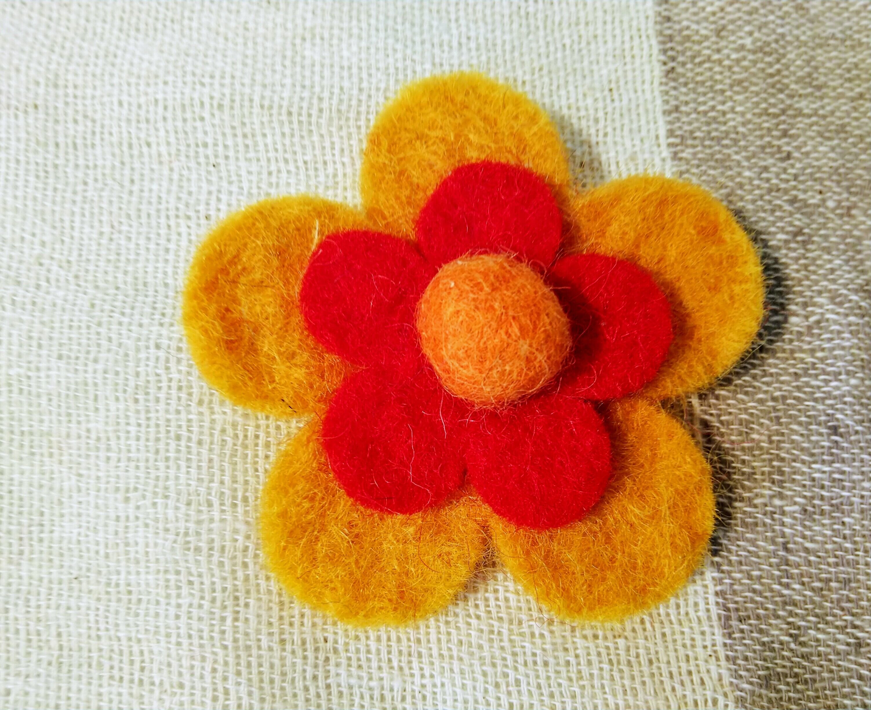 フェルトの花ブローチ 黄色系 Dada Na Kaka