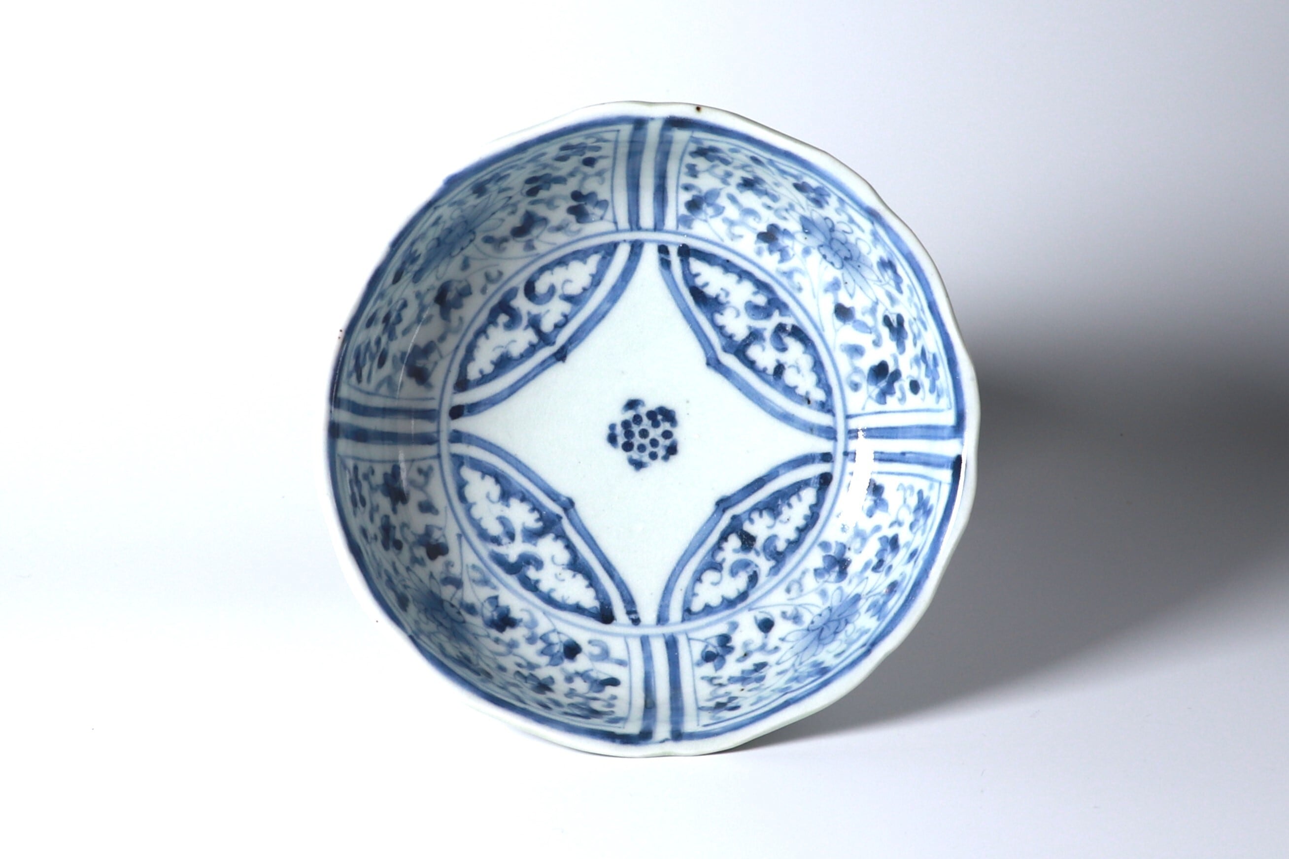 古伊万里染付花唐草文輪花なます皿 C | KATAKAGO_TOKYO