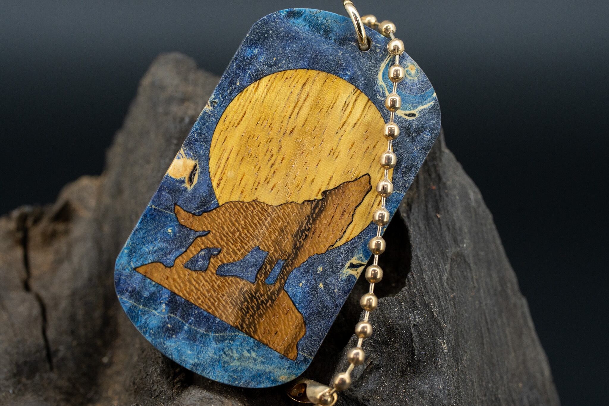 【カナダの象徴】ハードメープル瘤 スタビライズウッド ドッグタグ 象嵌 月と狼