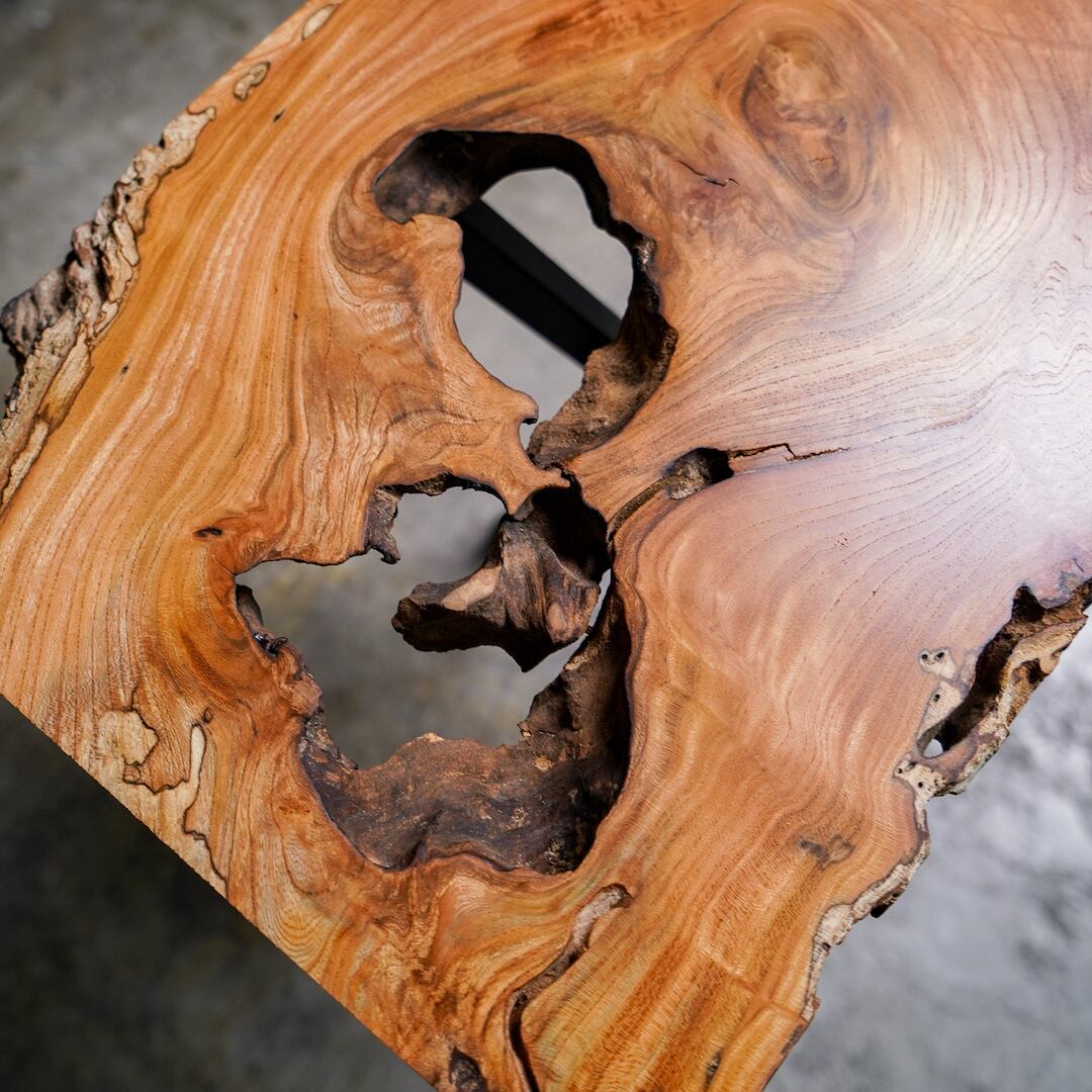 穴あき欅のサイドテーブル | 徳田製作所