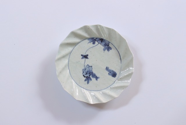 染付捻形絵替り皿⑥　φ14cm　吉田崇昭