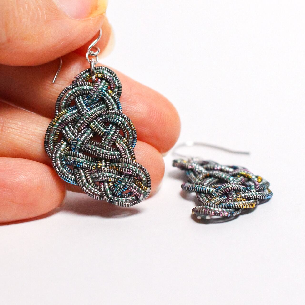 水引ピアス・イヤリング - IKI - ブラックレインボー | 紙単衣