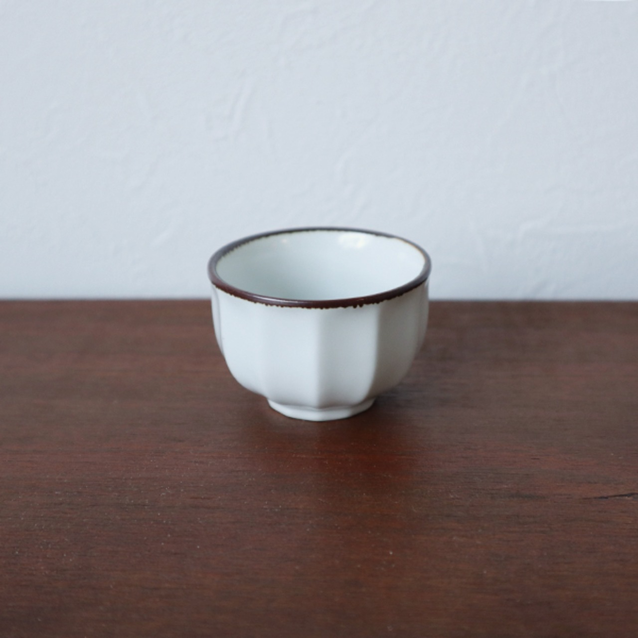 有田焼　ぐい呑み　面取　（白マット渕錆）