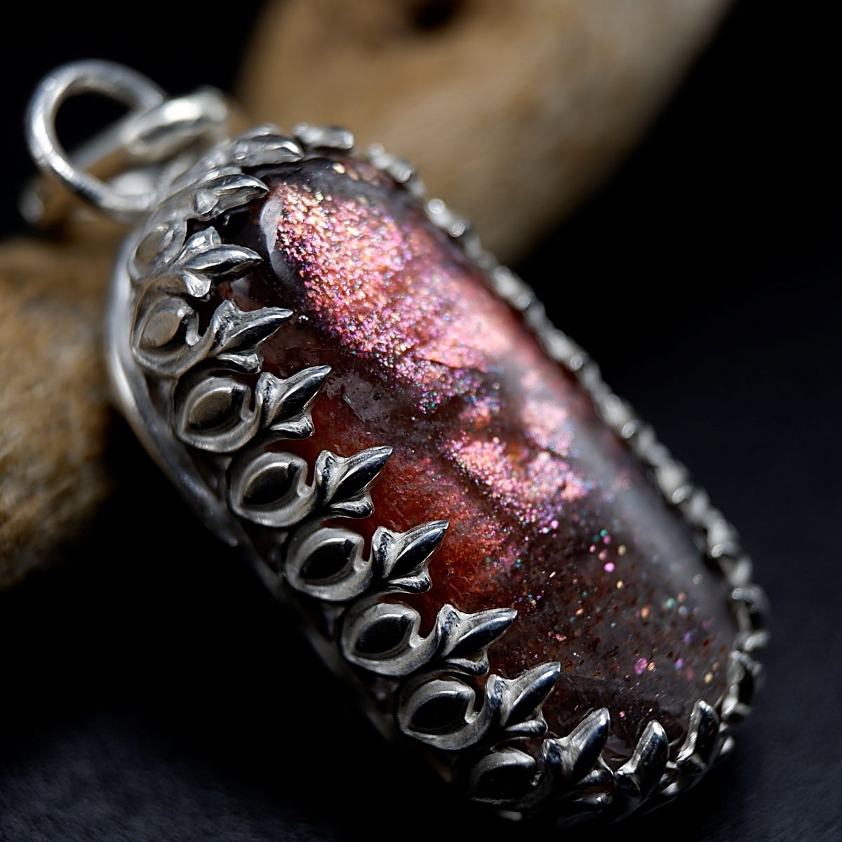 タンザニア産パープルヘイズサンストーンの飾り枠ペンダント ～幻惑の