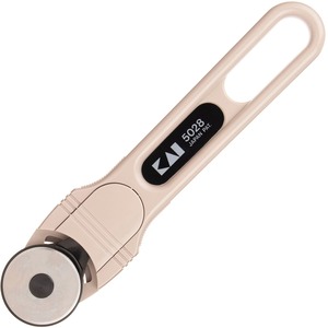 【在庫のみ】Kai 貝印カミソリ ロータリーカッター 丸刃 回転 切れ味に特化したカッター 直径28mm 切れ込み調節 ワンタッチレバー付 綺麗な切断面 手芸 裁縫 DIY 右利き・左利き 兼用 布・皮・ビニール・フィルム・紙 5028J