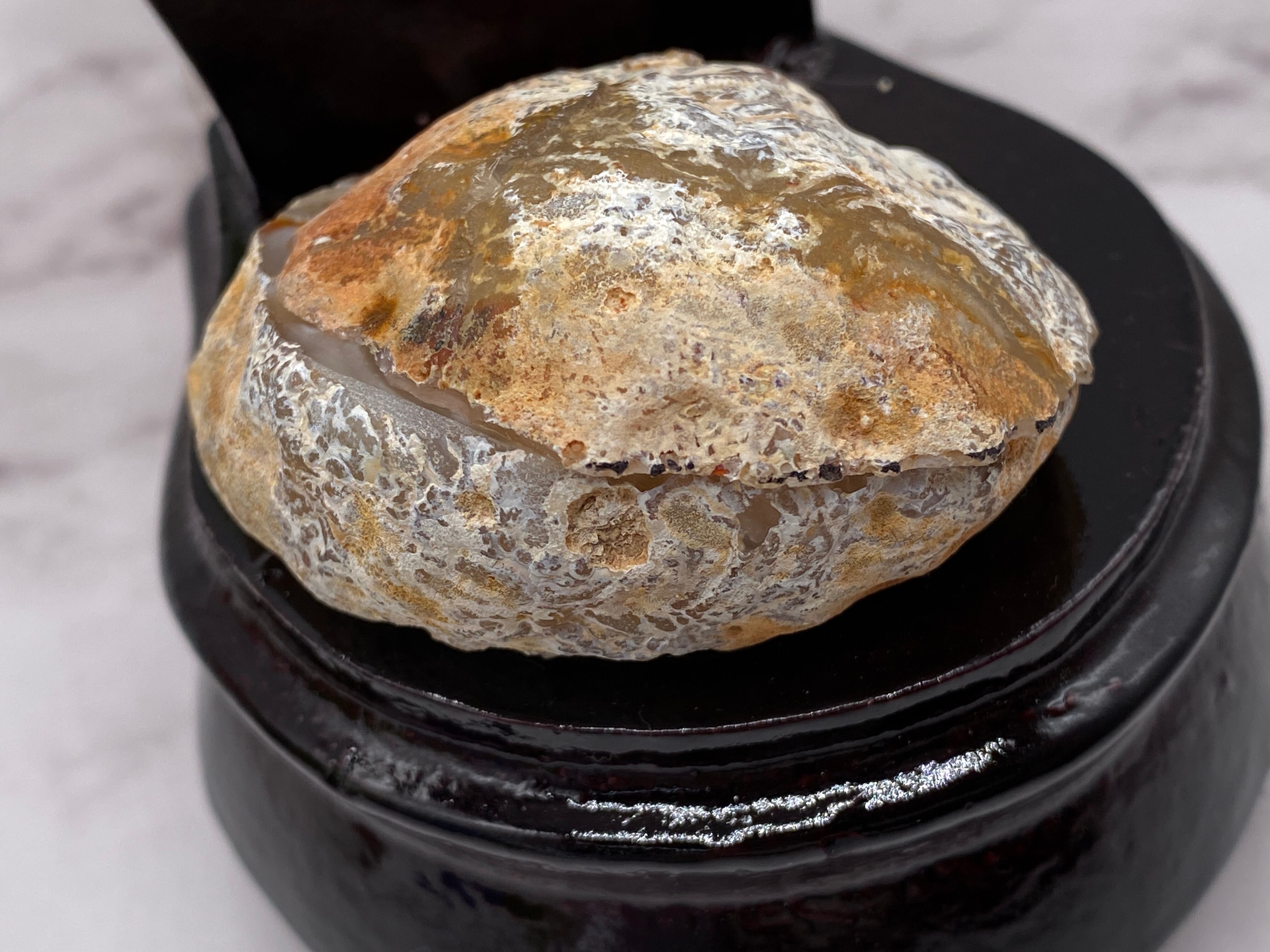 商品】原石メノウ アゲートの置物 青紫色 木製台座付き パワーストーン