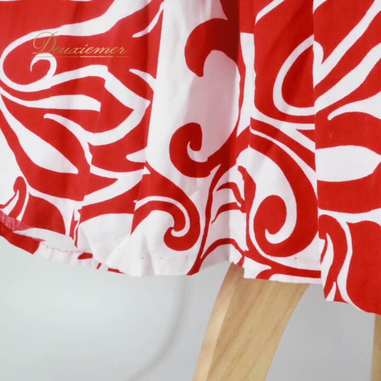 フラダンス衣装 ワンピース ドレス レッド系 u'ino! ハワイ製 ベロア キャミソール ハワイアンプリント アロハ フラ ダンス レッスン 練習 華やか 鮮やか 上品 高級感 ホワイト系 赤 白 フレアスカート 大人っぽい かわいい おしゃれ フラ ダンス衣装 レディース おしゃれ ワンピ ハワイアンドレス パーティードレス コーディネート 鮮やかな赤 フレアデザイン リゾートファッション