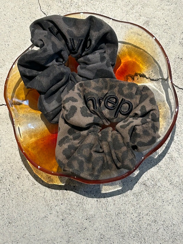 H HEYEP  leopard scrunchie