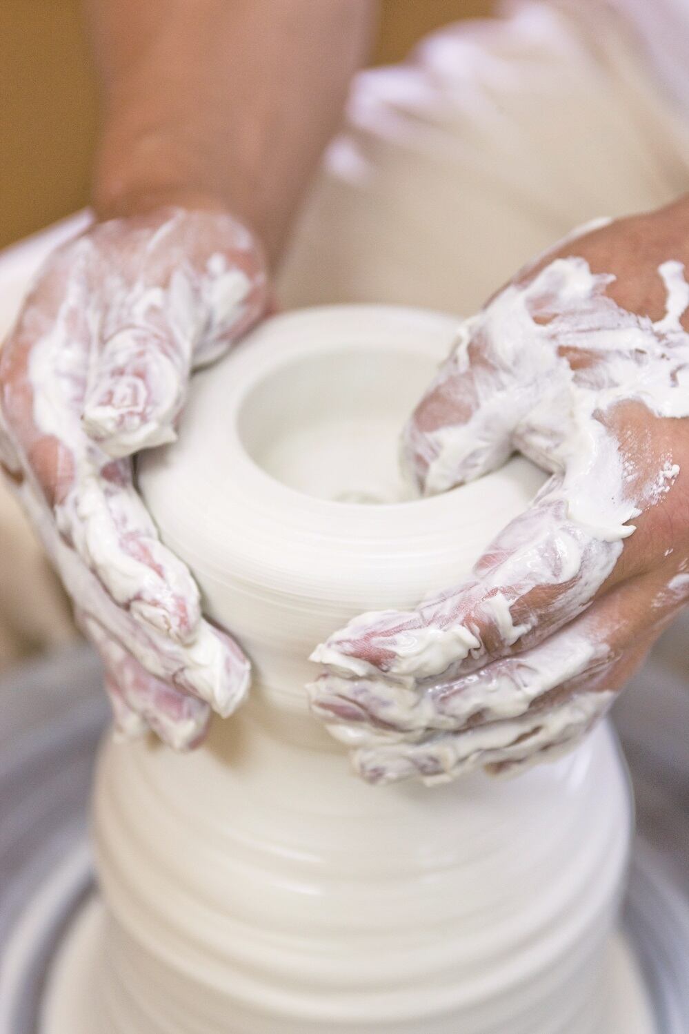 井上康徳作】白磁緑釉つつじ彫文八角鉢 | 井上萬二窯 INOUE MANJI KILN