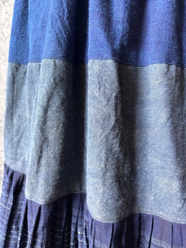モン族スカート 102 ロング 裾ボリューム 贅沢に巻きスカート1枚使用 藍染布 手刺繍　bamiオリジナルパターン