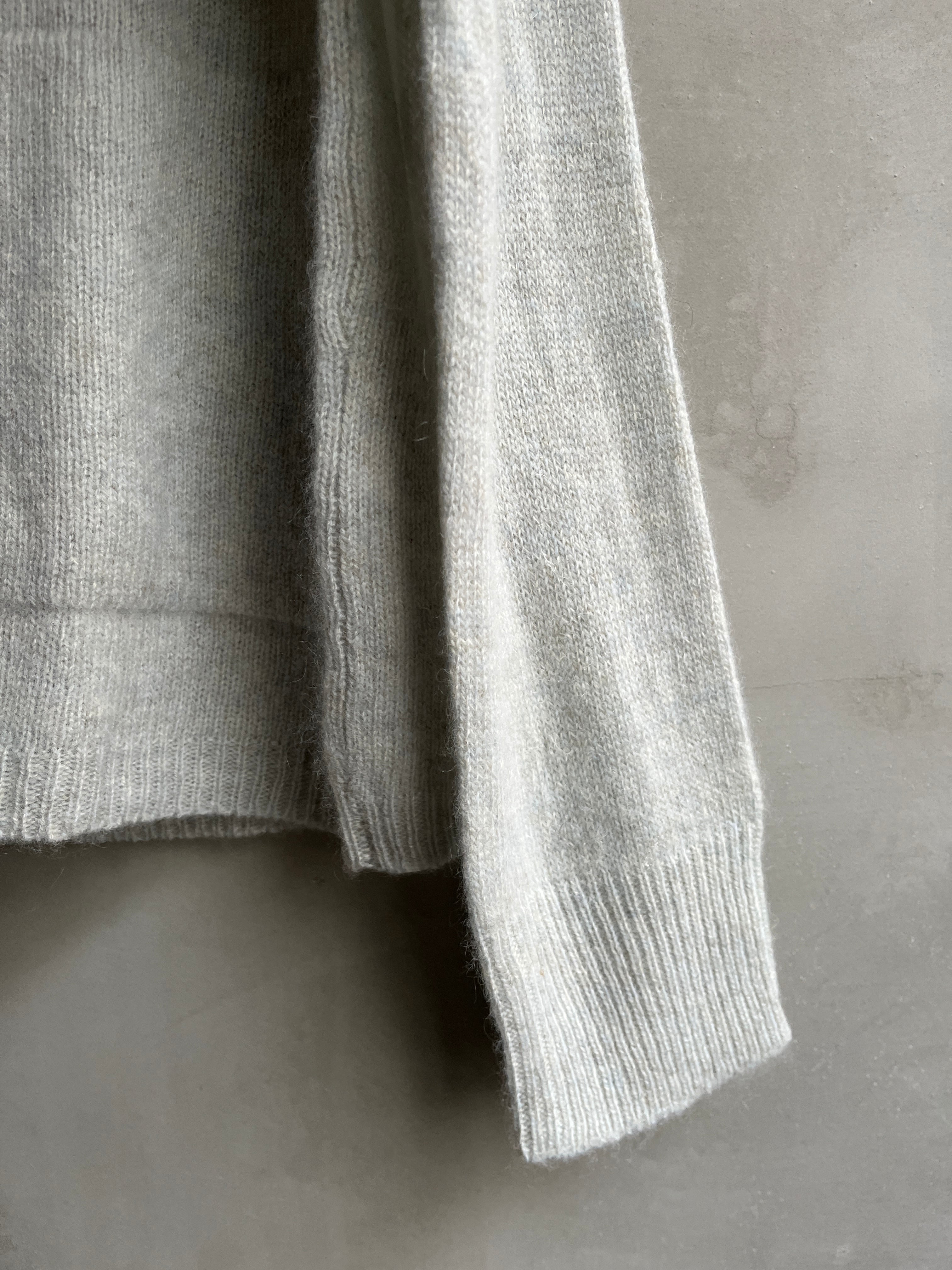 eleven 2nd｜ラムズウール&ヤク カーディガン｜アイスブルー | 岡の oka no