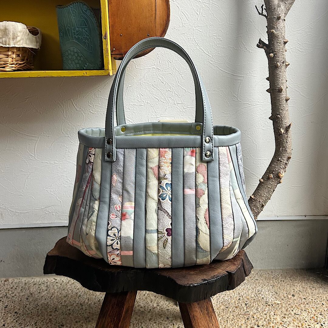 革と古布のパッチワークバッグ（ライトグレー＋着物生地）01016-135 革と古布のバッグ | Atelier LeatherN - レザークラフト「ナホの手作り