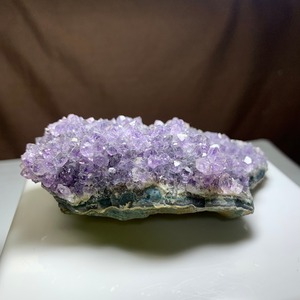 アメジスト原石クラスターに住み着くフローライトハリネズミさん