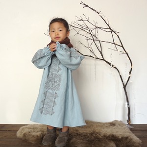 [ Kids ] ソロチカ刺繍のリネンギャザーワンピース -misty blue-