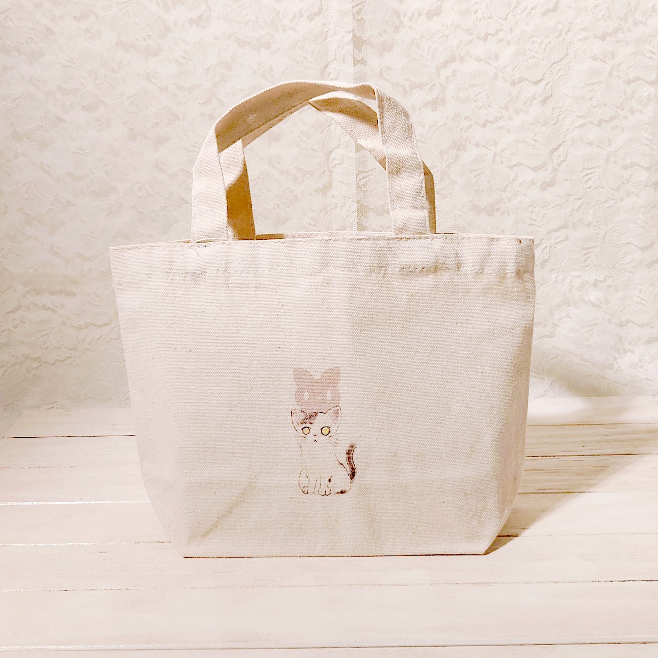 無言の威圧感を漂わせる猫ちゃんのトートバッグ