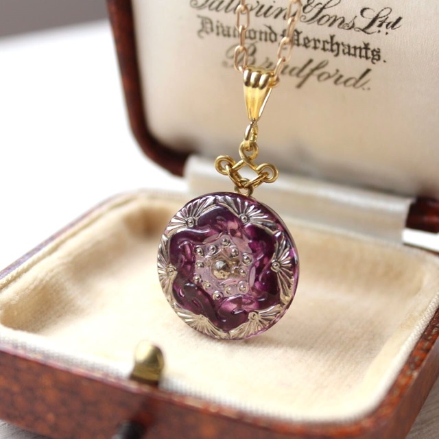 アメジストとフランス製のお花　儚い花びらのようなネックレス　ペンダント　アンティーク・ヴィンテージstyle