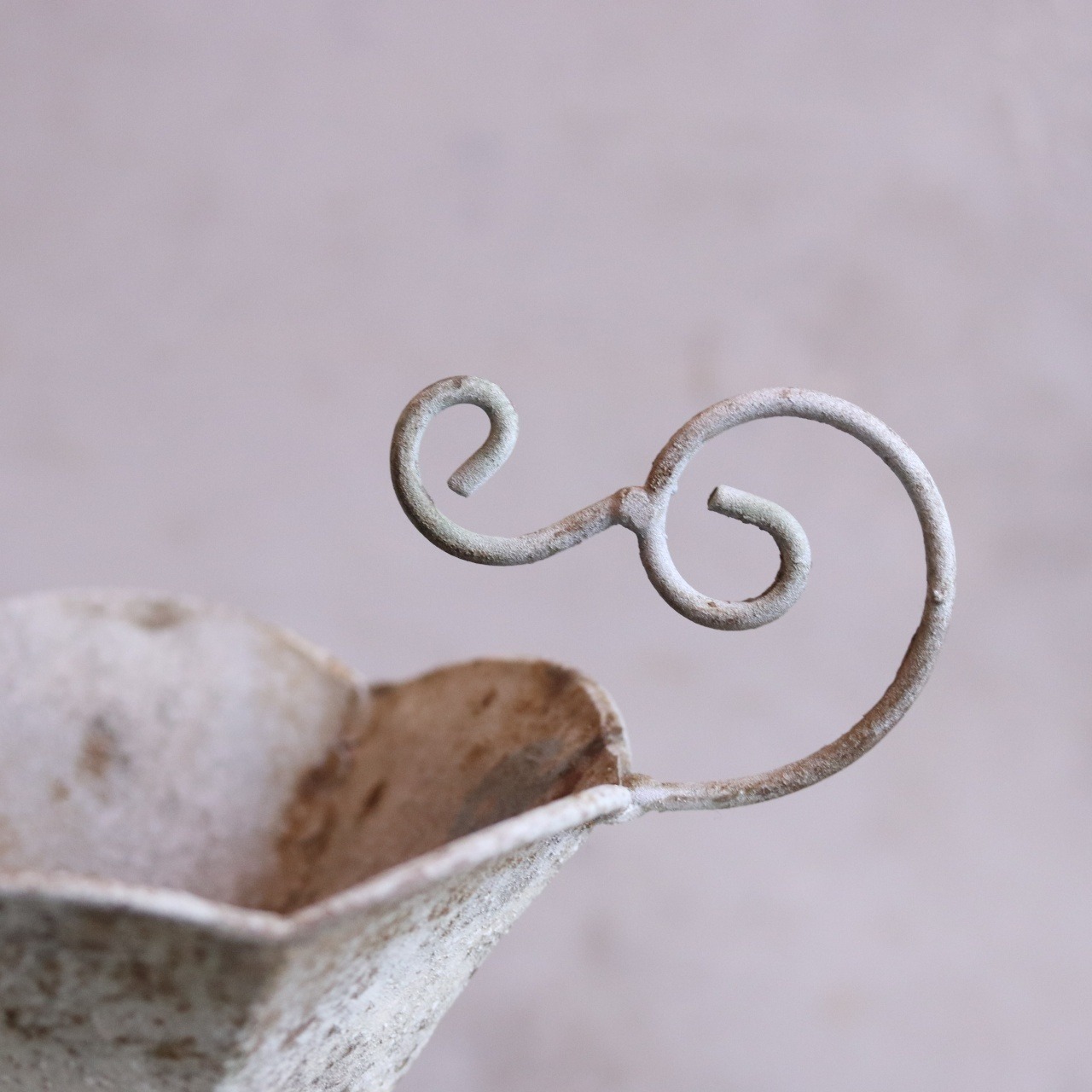 mondimanche 植木鉢　アンティクカップMW  UF614｜シャビーシック　１ポットを植えてカワイイ　脚付き　飾りやすいサイズ感