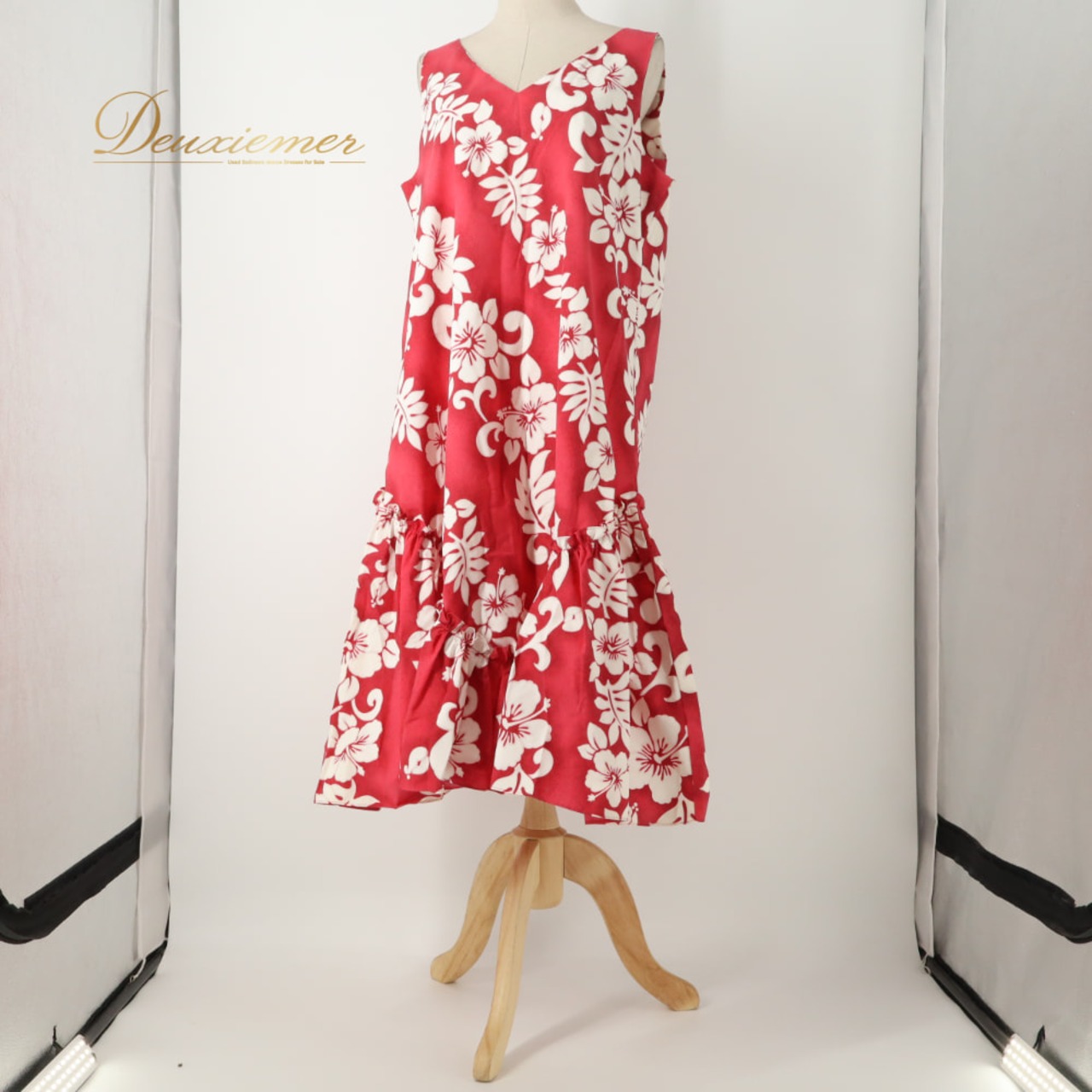 フラダンス 衣装 Royal Creations ロイヤルクリエーションズ ワンピース ドレス レッド系 ハイビスカス柄 花柄 植物柄 ハワイアンプリント ハワイアン アロハ フラ ダンス レッスン 練習 ノースリーブ フレアスカート 赤 白 ホワイト系 華やか 鮮やか かわいい おしゃれ ダンス衣装 練習着 レッスンウェア