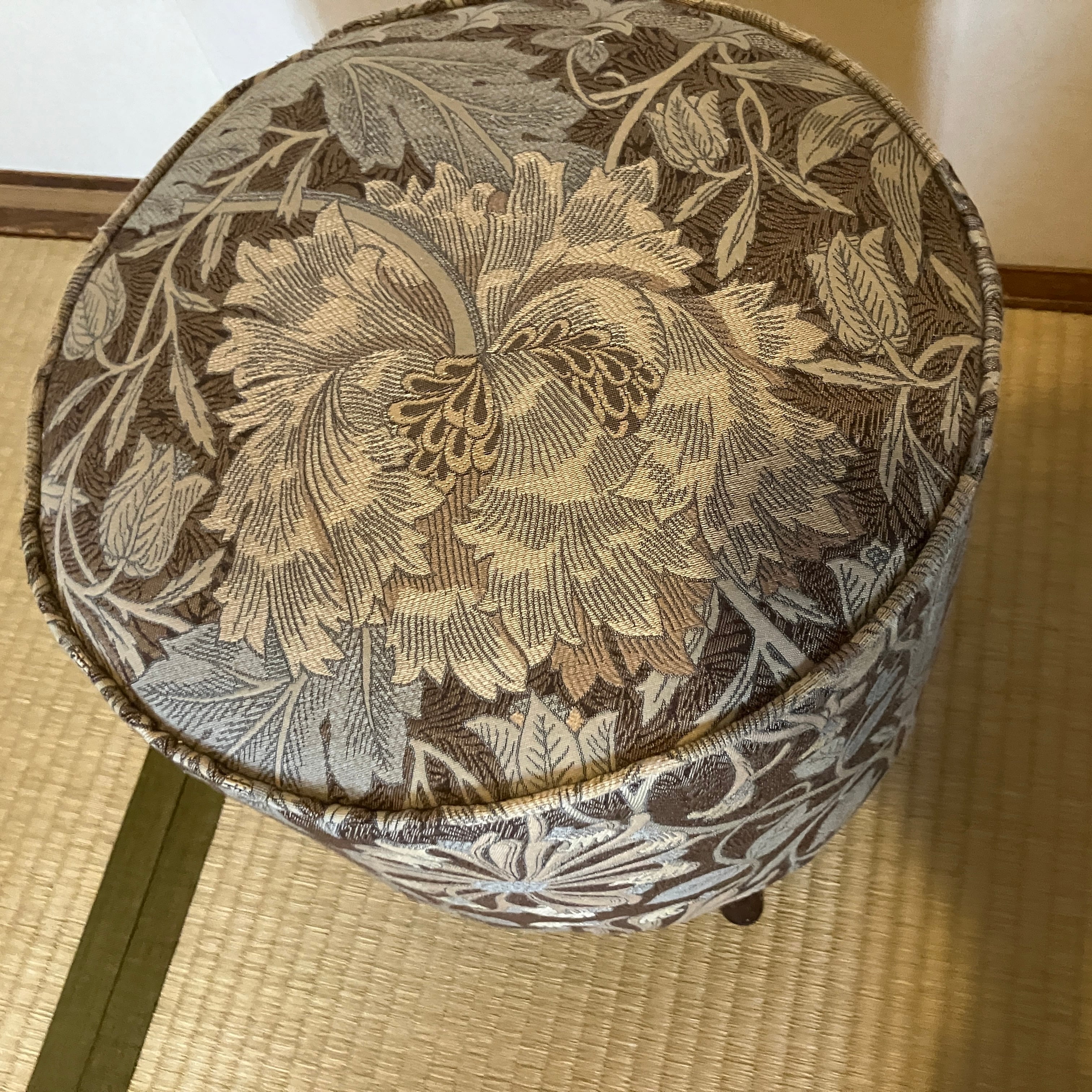 モリス生地張り替え 小スツール 鏡台の椅子？ コロンとした形が