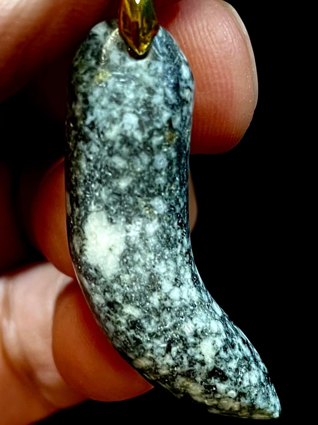 6) 秘中の秘！超霊石「幻の黒遠野」特殊勾玉M(ハンドメイド