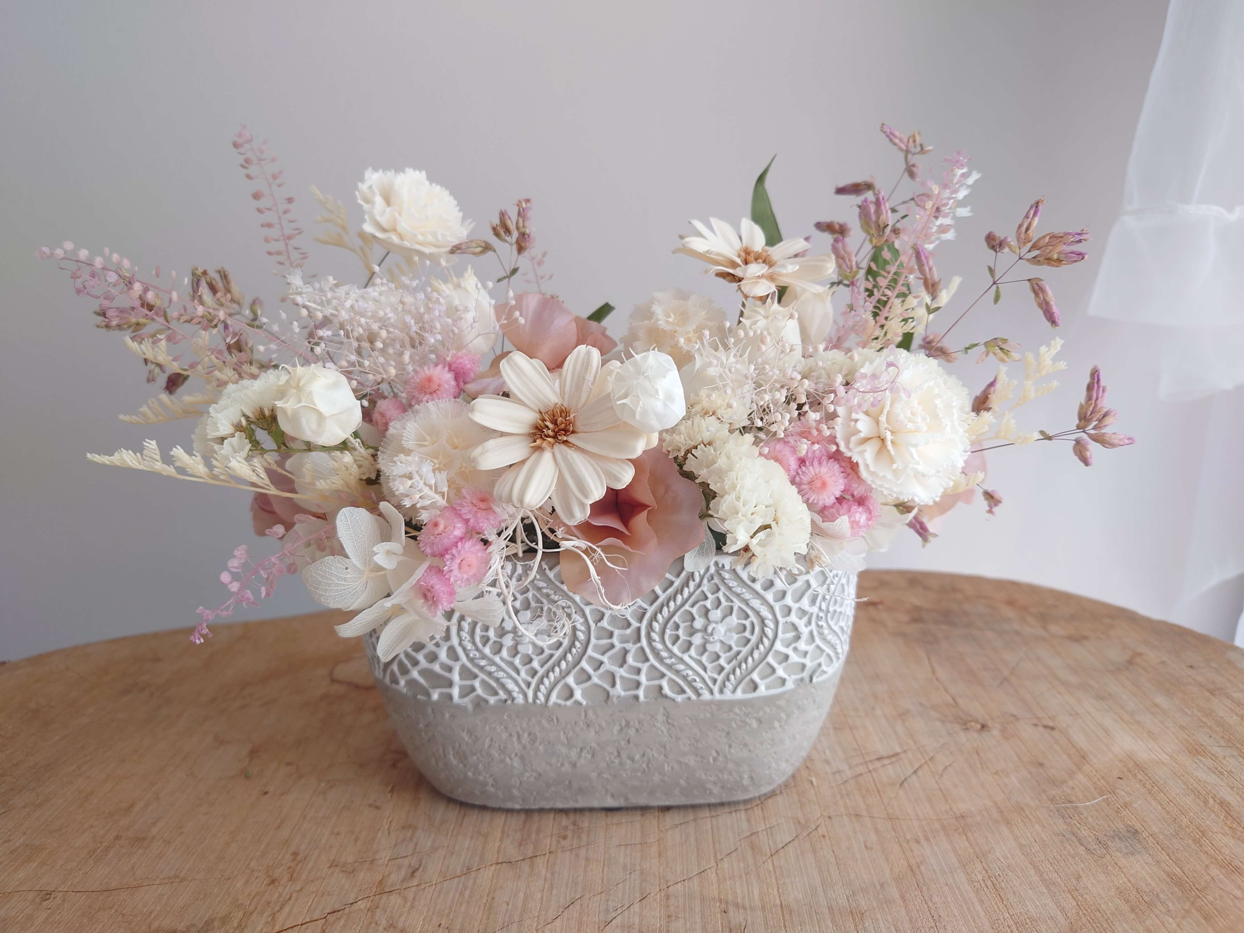淡色ドライフラワーのオーバルアレンジ|ピンクホワイトのインテリアフラワー