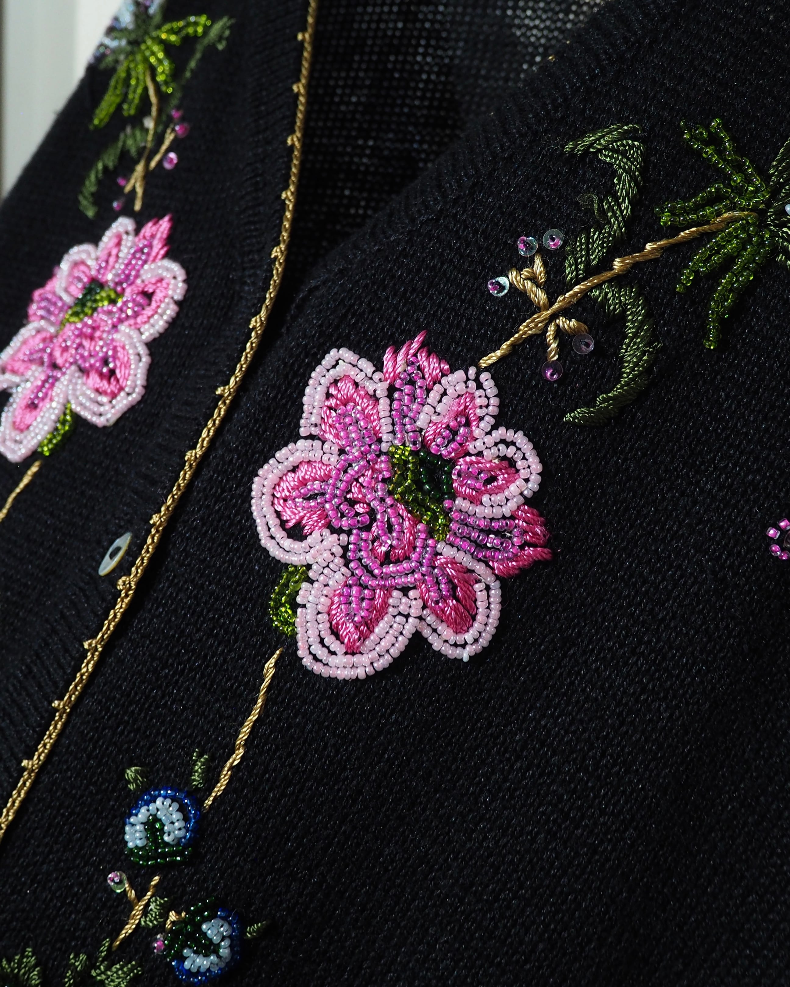 1990s Beautiful Flower Bijou Decoration Vintage Knit Cardigan