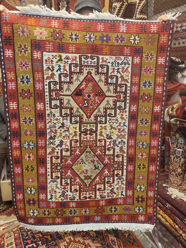 絨毯クエスト50【No.18】Varni (Silk=白) ※現在、こちらの商品はイランに置いてあります。ご希望の方は先ずは在庫のご確認をお願いします。