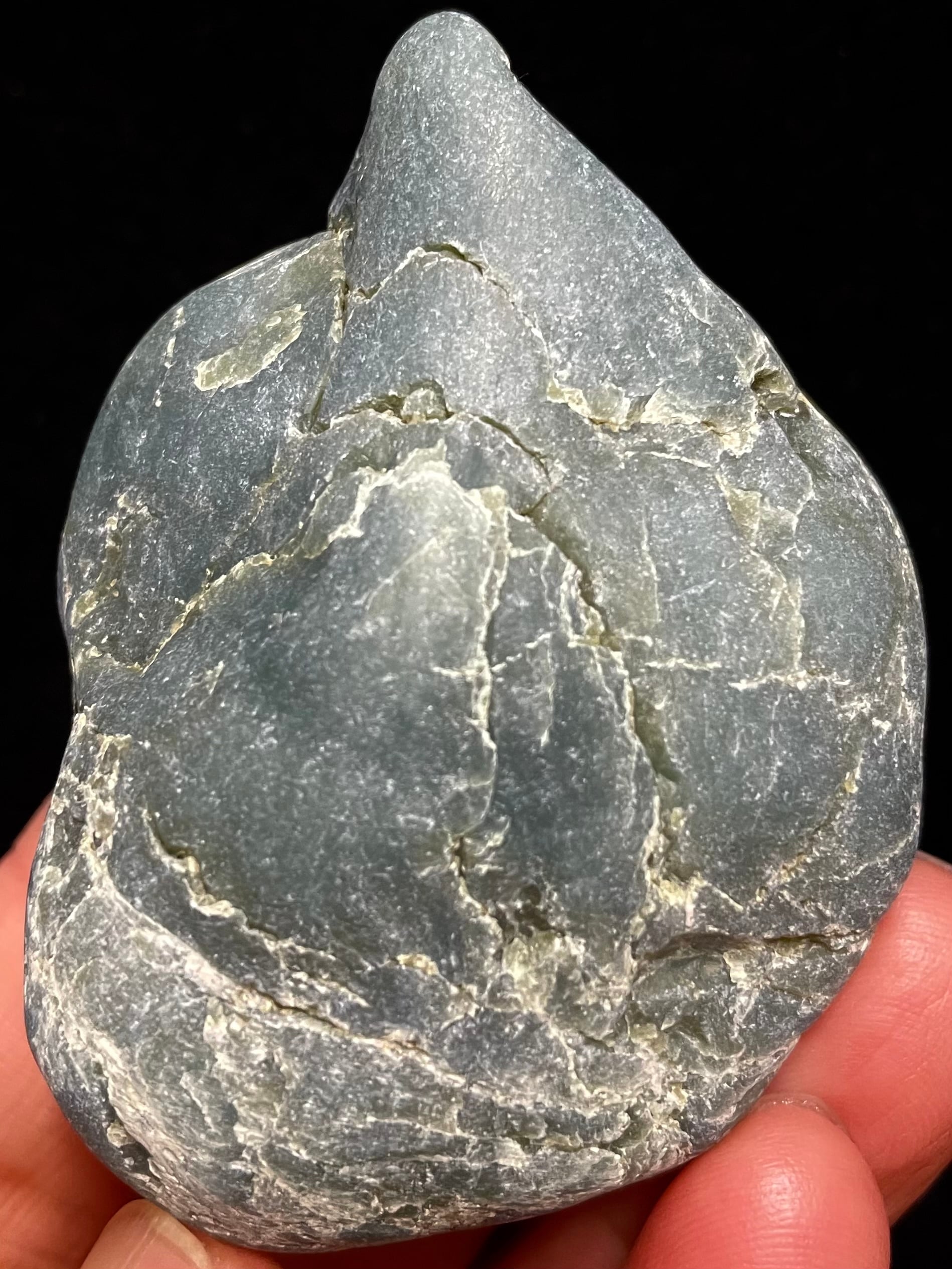 1) 日本人の「心」に寄り添う御守り!成熟した心魂「糸魚川ネフライト」軟玉・中型