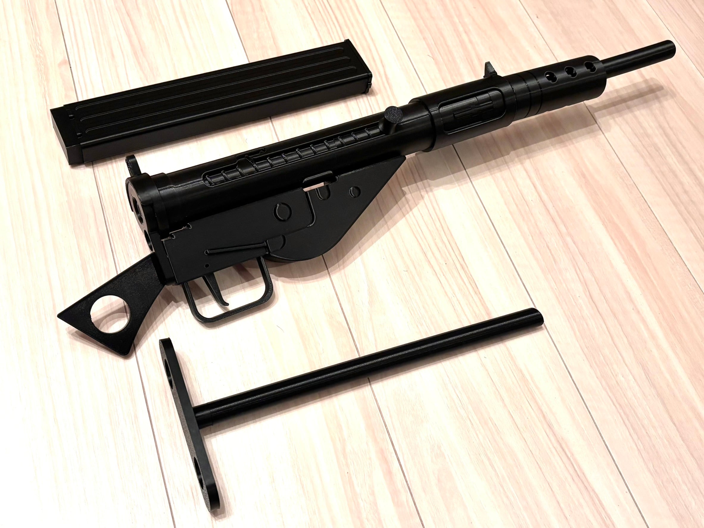 WWII STEN Mk II（通常型／消音型）モデル（金属なし、可動機能なし） WWII STEN Mk II ステン短機関銃（通常型／消音型）レプリカモデル
