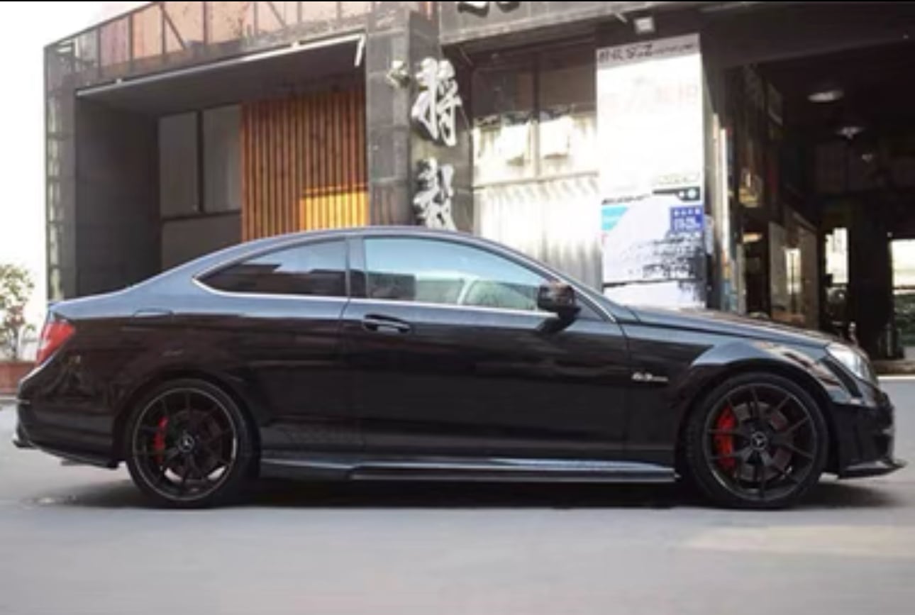 MercedesBenz】W204 C63 AMG サイドスカートTYPE1 カーボンファイバー