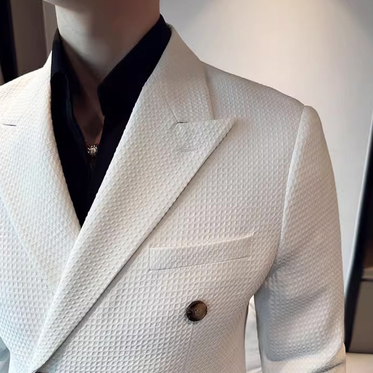 ビジネススーツとして最適なスリムダブルブレストスーツ　SU025