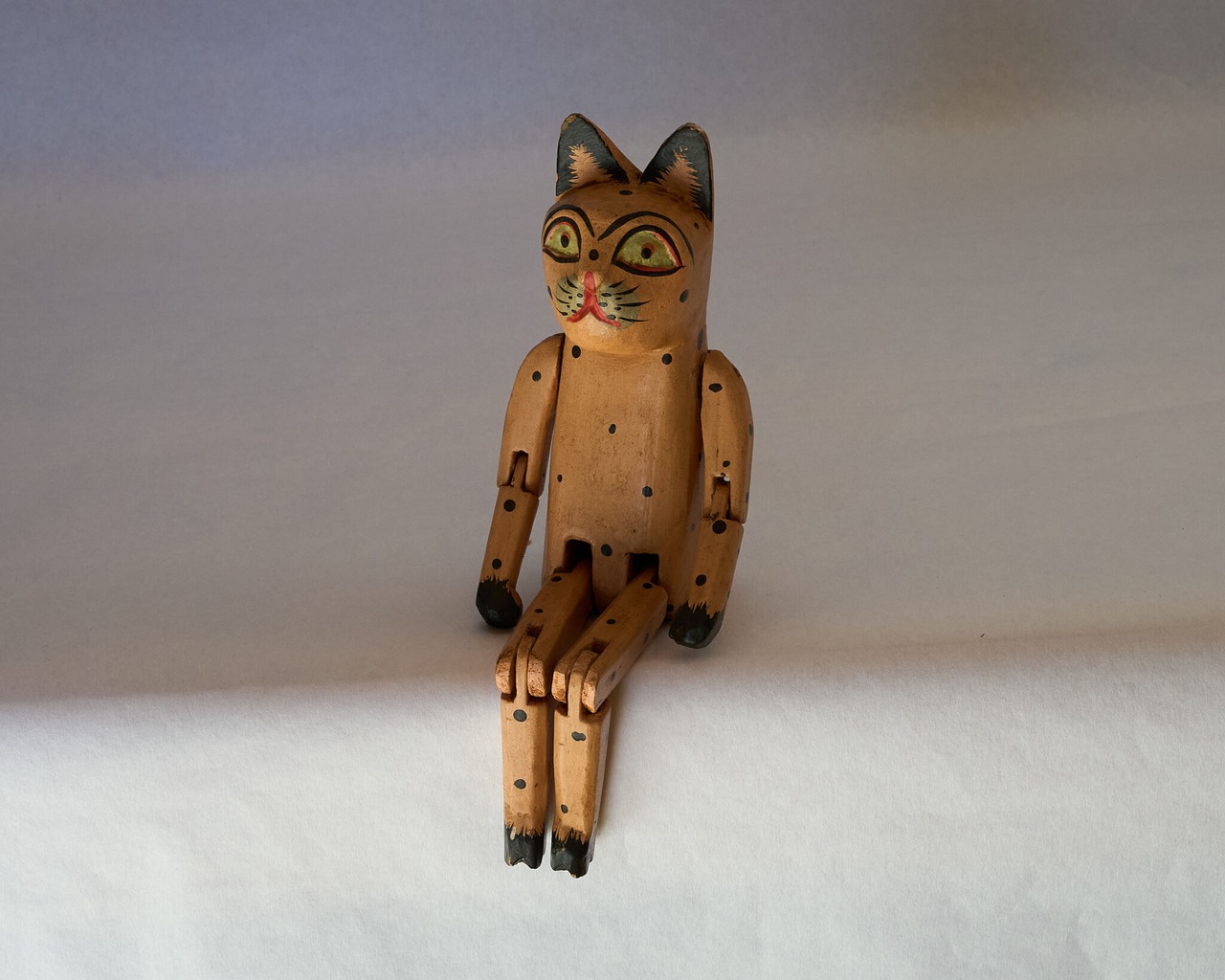 何とも言えない表情をした、猫の人形
