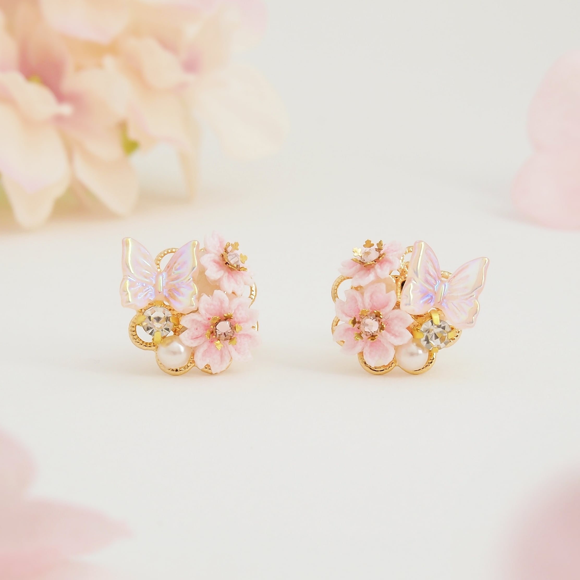 ピンク薔薇ビジュー×さくら花びらチャーム☆ピアス/イヤリング